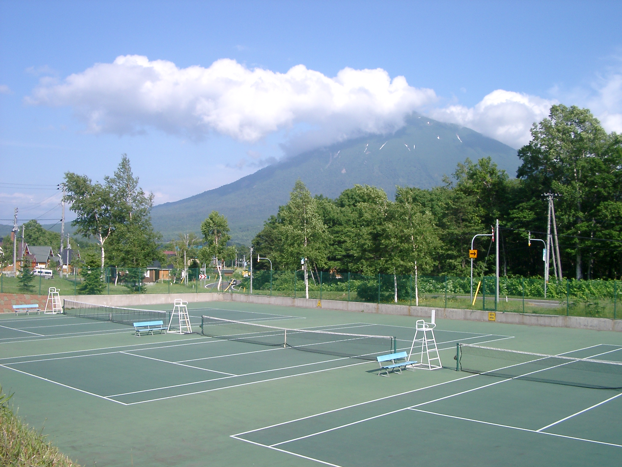 ニセコブログ ニセコでのご宿泊は泉郷コテージへ テニスコート オープン